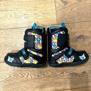 Youth Burton Snowboard boots sz 13c velcro closure